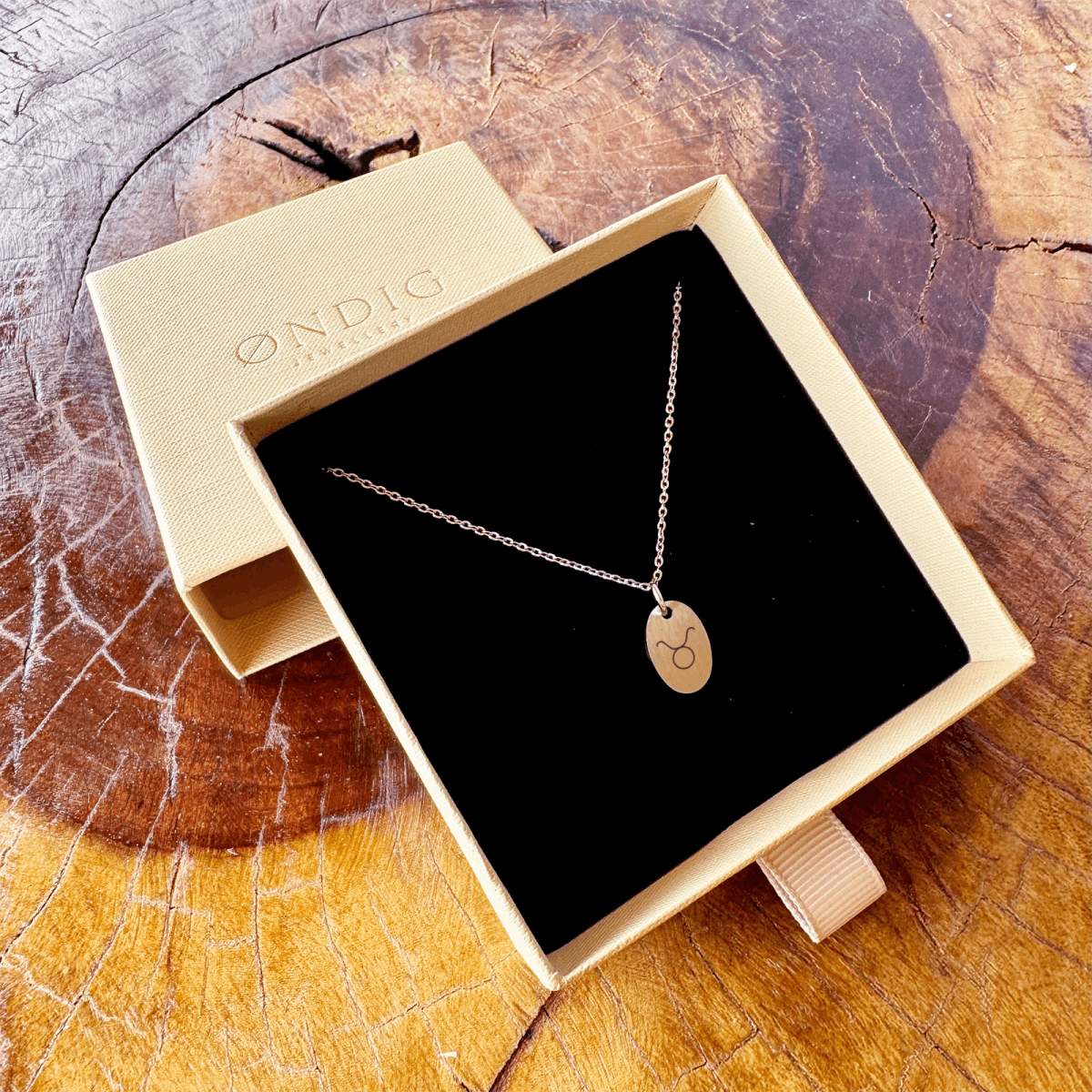 tyren-stjernetegn-superellipse-4.png Tyren Stjernetegn Superellipse Halskæde - Personligt Smykke fra Øndig Jewellery. Tyren halskæde med personlig gravering