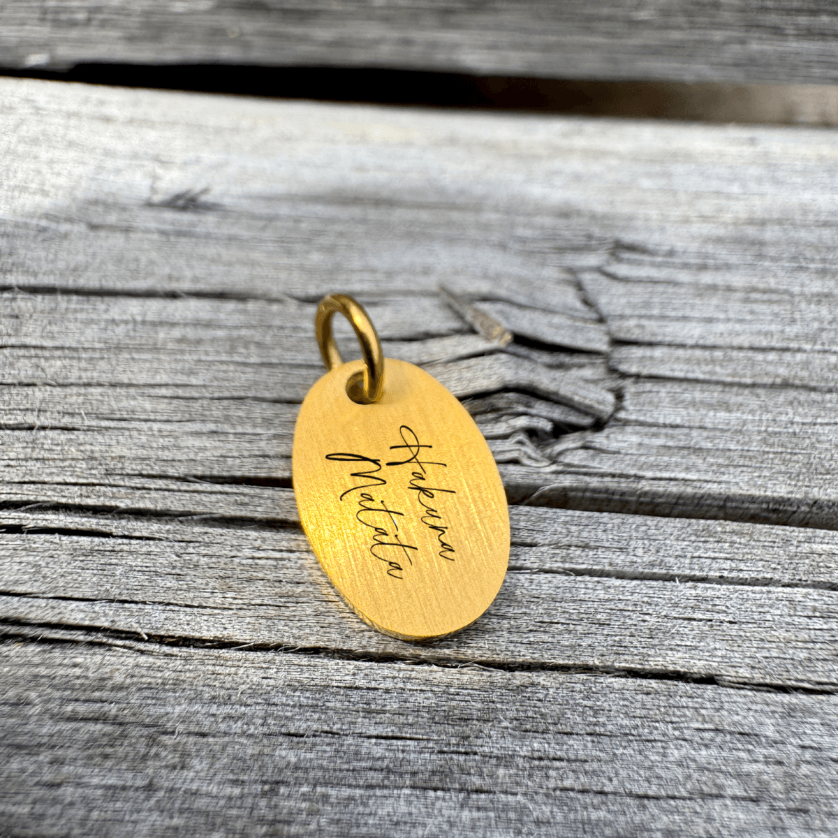 Hakuna Matata på superellipse halskæde - Personligt Smykke fra Øndig Jewellery. Hakuna Matata superellipse med gravering