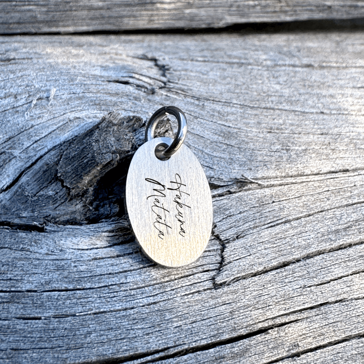 hakuna-matata-superellipse-4.png Hakuna Matata på superellipse halskæde - Personligt Smykke fra Øndig Jewellery. Hakuna Matata superellipse med gravering