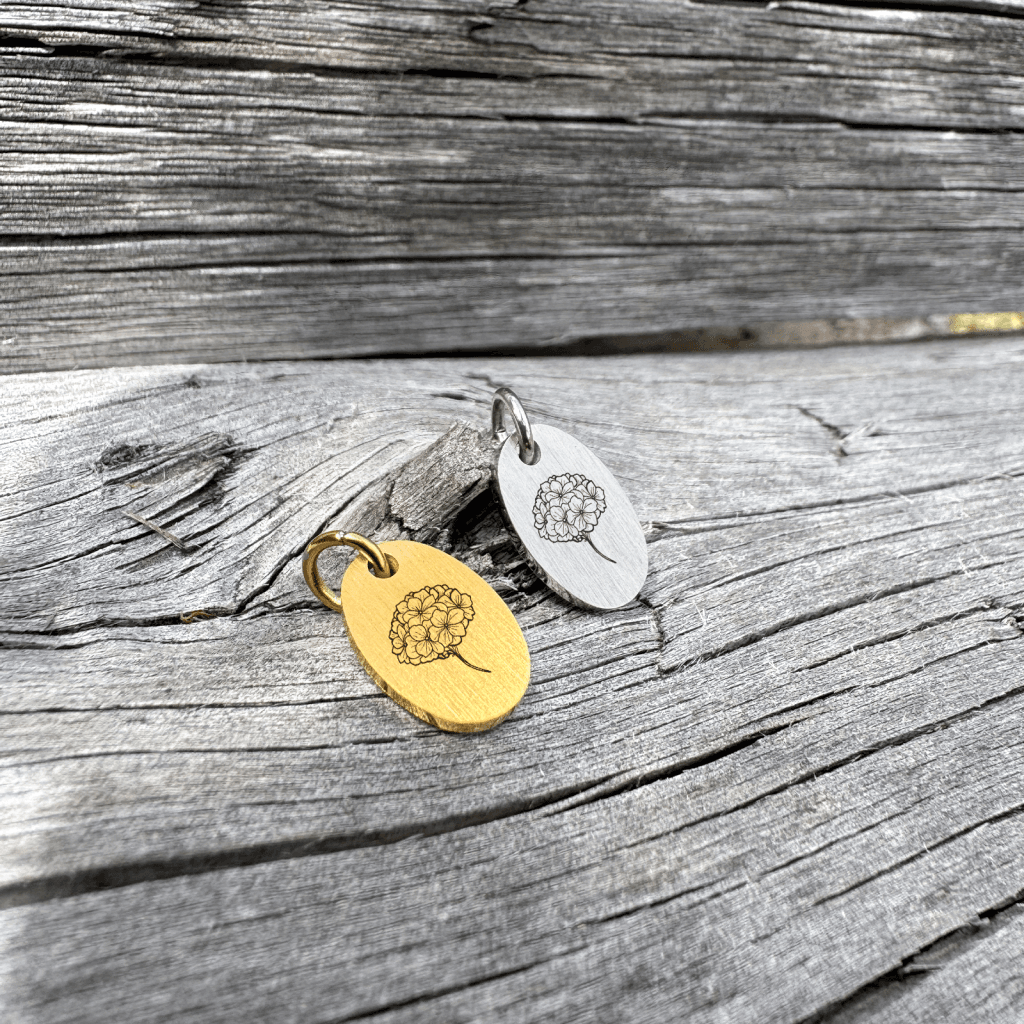 Hortensia Line Art på superellipse halskæde - Personligt Smykke fra Øndig Jewellery. Hortensia halskæde med din gravering