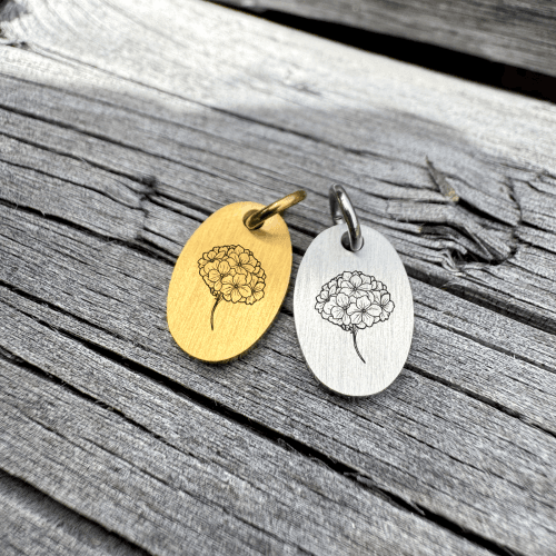 Hortensia Line Art på superellipse halskæde - Personligt Smykke fra Øndig Jewellery. Hortensia halskæde med din gravering