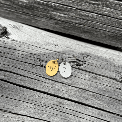 Kaligrafi bogstav på superellipse halskæde - Personligt Smykke fra Øndig Jewellery. Kaligrafi-bogstav på superellipsevedhæng