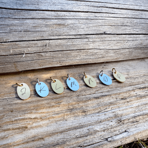 Kaligrafi bogstav på superellipse halskæde - Personligt Smykke fra Øndig Jewellery. Kaligrafi-bogstav på superellipsevedhæng