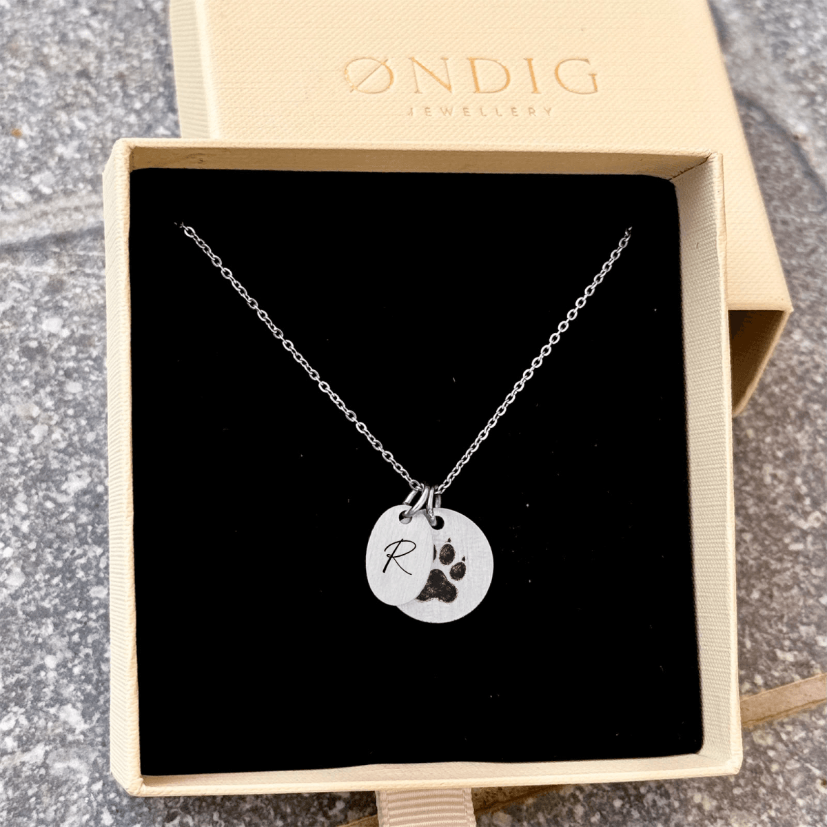 letter-caligraphy-superellipse-5.png Kaligrafi bogstav på superellipse halskæde - Personligt Smykke fra Øndig Jewellery. Kaligrafi-bogstav på superellipsevedhæng