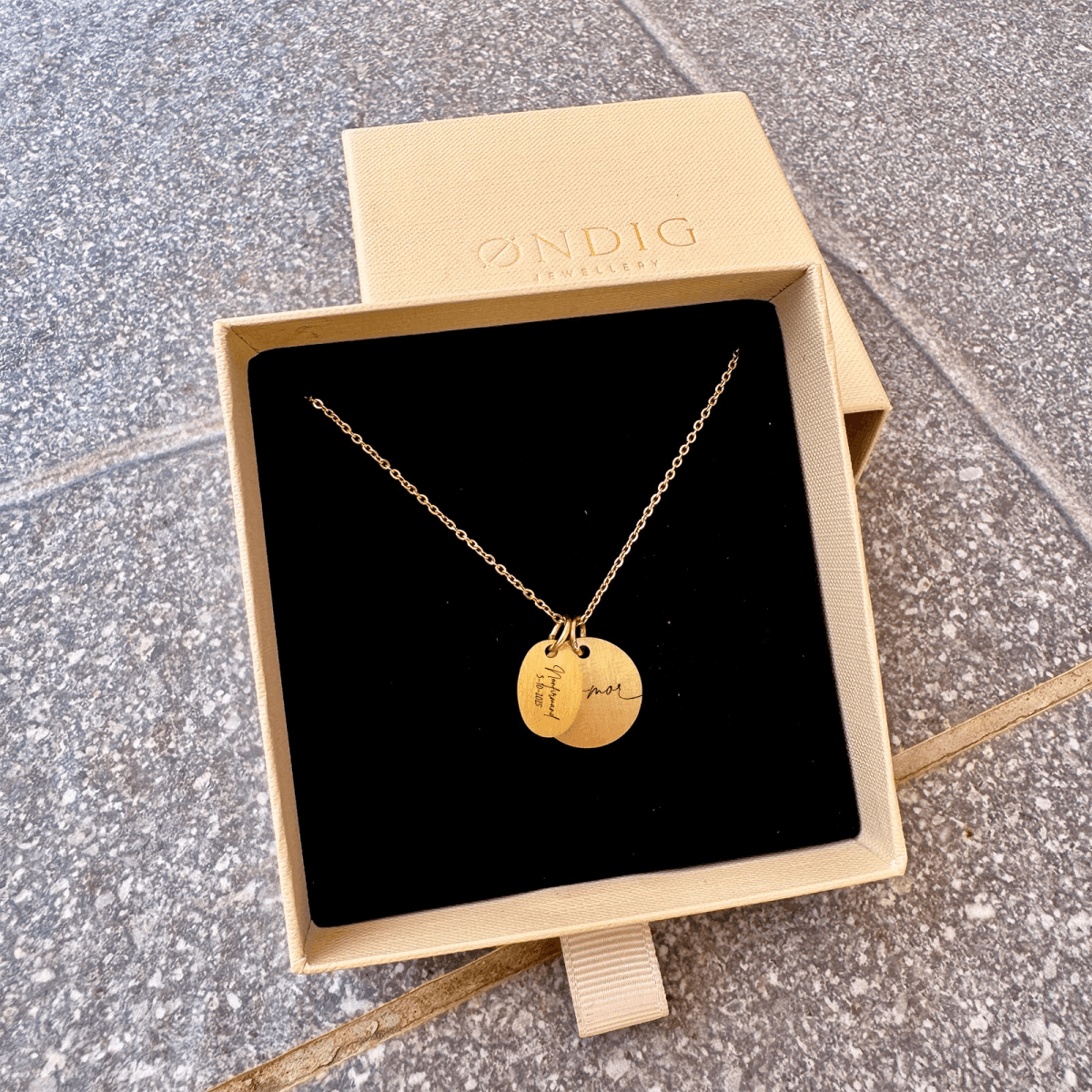 nonfirmand-script-superellipse-1.png Nonfirmand superellipse halskæde - Personligt Smykke fra Øndig Jewellery. Superellipse-halskæde med din gravering