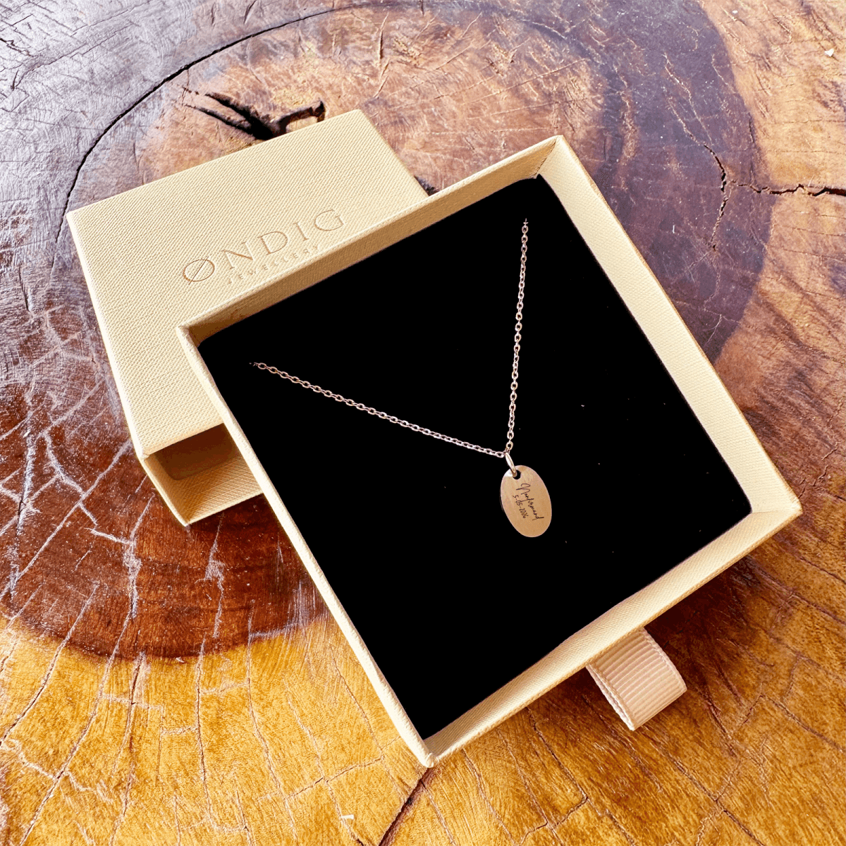 nonfirmand-script-superellipse-3.png Nonfirmand superellipse halskæde - Personligt Smykke fra Øndig Jewellery. Superellipse-halskæde med din gravering