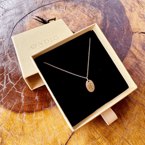 Nonfirmand superellipse halskæde - Personligt Smykke fra Øndig Jewellery. Superellipse-halskæde med din gravering