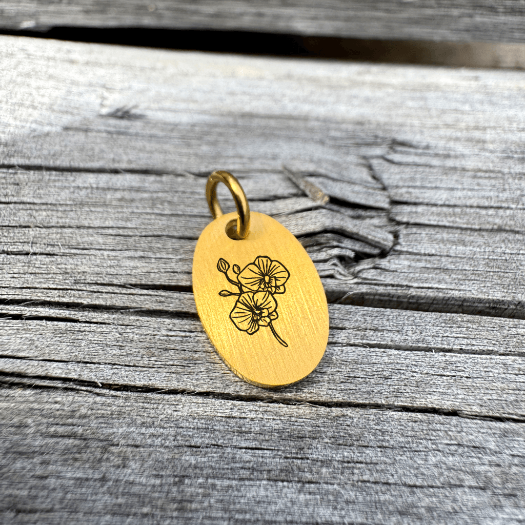 Orkide på superellipse halskæde - Personligt Smykke fra Øndig Jewellery. Orkidé-halskæde med din egen gravering