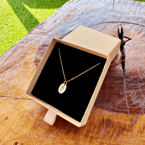 Peon på superellipse halskæde - Personligt Smykke fra Øndig Jewellery. Peon-halskæde med personlig gravering