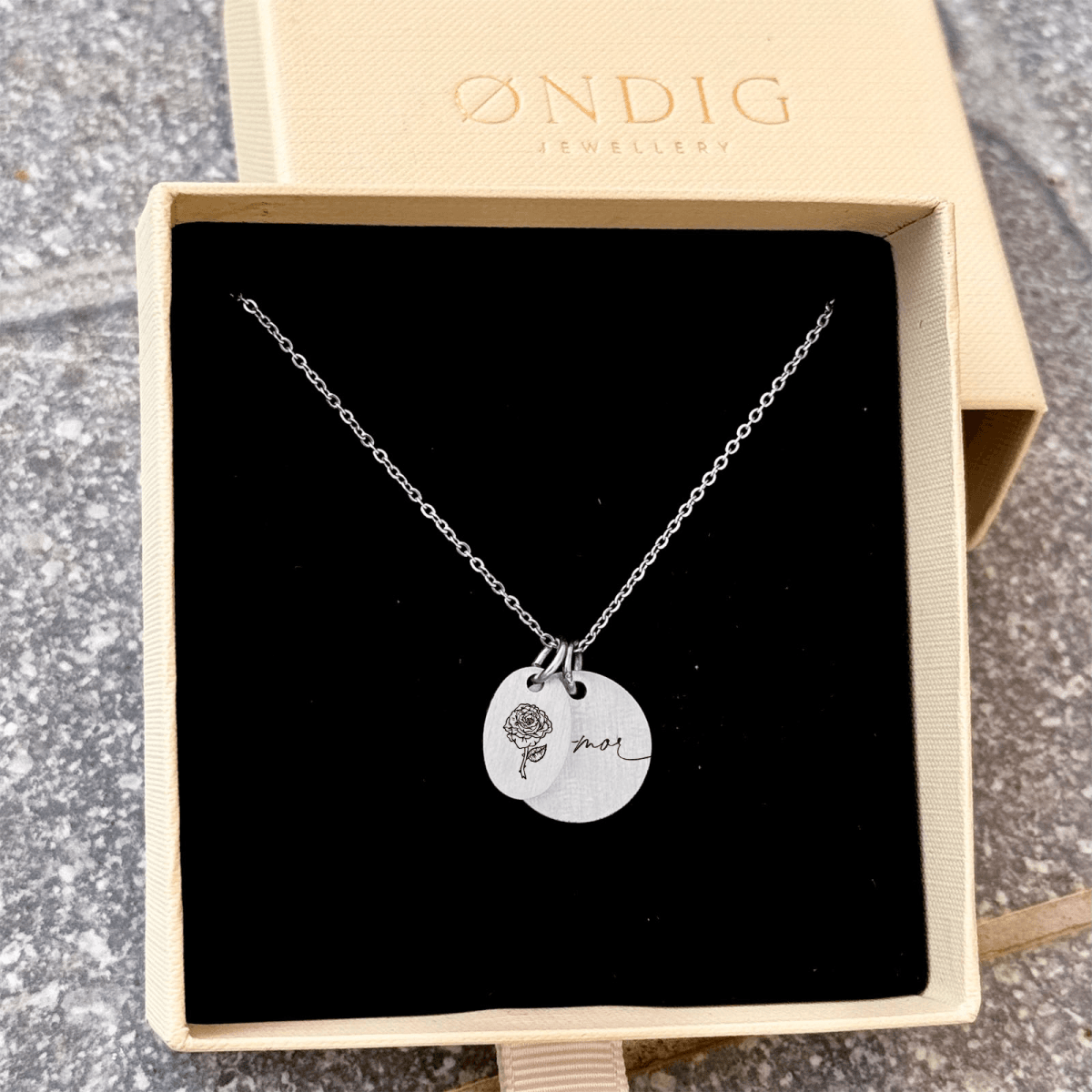 rose-superellipse-3.png Håndtegnet Rose på superellipse halskæde - Personligt Smykke fra Øndig Jewellery. Rose-halskæde med personlig gravering