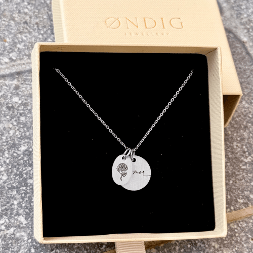 Håndtegnet Rose på superellipse halskæde - Personligt Smykke fra Øndig Jewellery. Rose-halskæde med personlig gravering