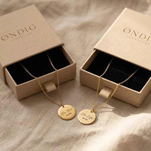 3.webp Min Mor & Min Datter halskæder - Personligt Smykke fra Øndig Jewellery. To halskæder, ét år, én fælles historie. Fra det øjeblik, hun blev din mor, og du blev hendes datter, blev et ubrydeligt bånd skabt mellem jer. Gavesæt med to halskæder, som leveres i smukke gaveæsker.