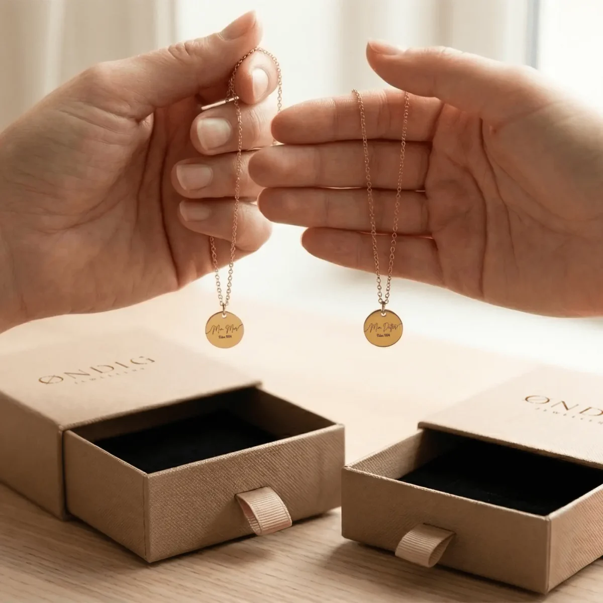 4.webp Min Mor & Min Datter halskæder - Personligt Smykke fra Øndig Jewellery. To halskæder, ét år, én fælles historie. Fra det øjeblik, hun blev din mor, og du blev hendes datter, blev et ubrydeligt bånd skabt mellem jer. Gavesæt med to halskæder, som leveres i smukke gaveæsker.