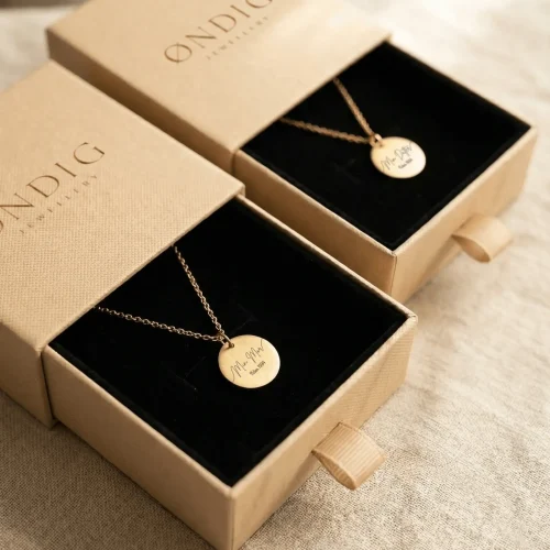 6.webp Min Mor & Min Datter halskæder - Personligt Smykke fra Øndig Jewellery. To halskæder, ét år, én fælles historie. Fra det øjeblik, hun blev din mor, og du blev hendes datter, blev et ubrydeligt bånd skabt mellem jer. Gavesæt med to halskæder, som leveres i smukke gaveæsker.