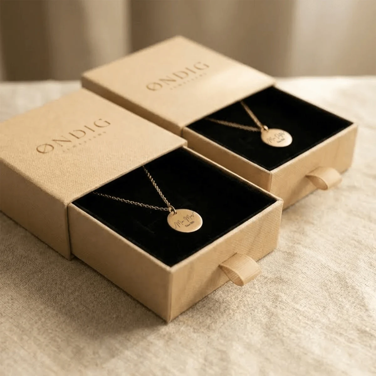 8.webp Min Mor & Min Datter halskæder - Personligt Smykke fra Øndig Jewellery. To halskæder, ét år, én fælles historie. Fra det øjeblik, hun blev din mor, og du blev hendes datter, blev et ubrydeligt bånd skabt mellem jer. Gavesæt med to halskæder, som leveres i smukke gaveæsker.