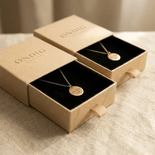 8.webp Min Mor & Min Datter halskæder - Personligt Smykke fra Øndig Jewellery. To halskæder, ét år, én fælles historie. Fra det øjeblik, hun blev din mor, og du blev hendes datter, blev et ubrydeligt bånd skabt mellem jer. Gavesæt med to halskæder, som leveres i smukke gaveæsker.