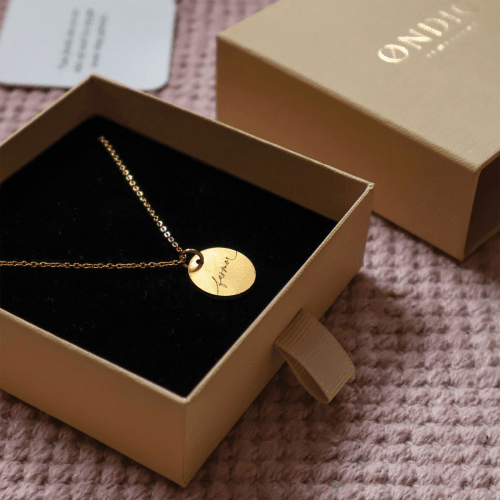 Farmor - halskæde - Personligt Smykke fra Øndig Jewellery. Kærlig hyldest med personlig gravering