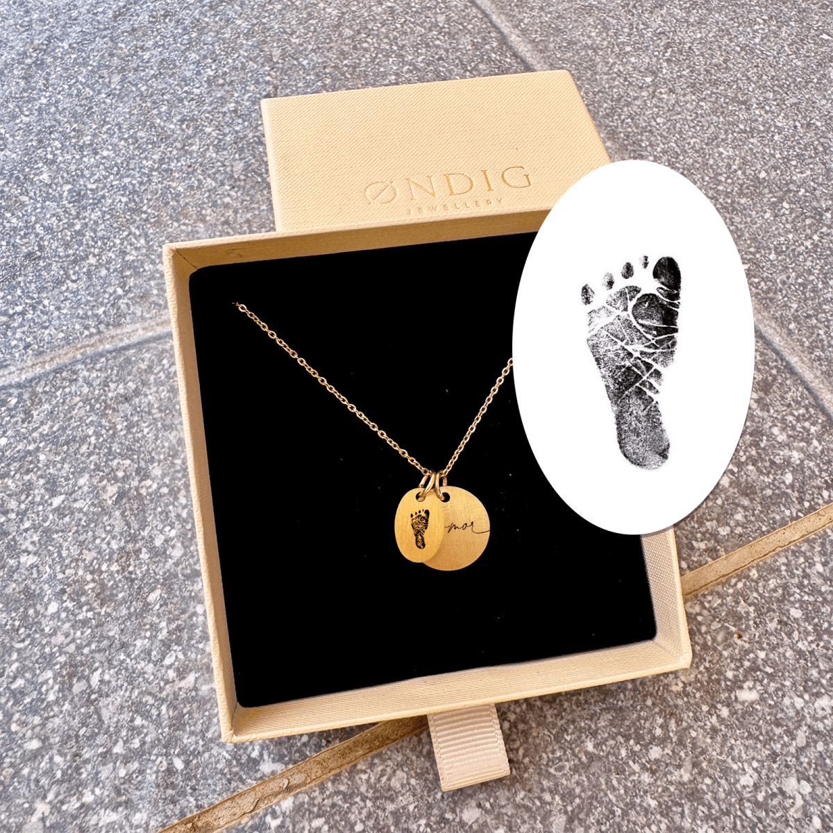 foot-superellipse-1.png Indgraver fodaftryk på superellipse halskæde - Personligt Smykke fra Øndig Jewellery. Indgraveret babyfod på superellipsehalskæde