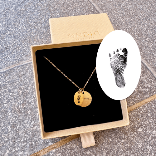 Indgraver fodaftryk på superellipse halskæde - Personligt Smykke fra Øndig Jewellery. Indgraveret babyfod på superellipsehalskæde
