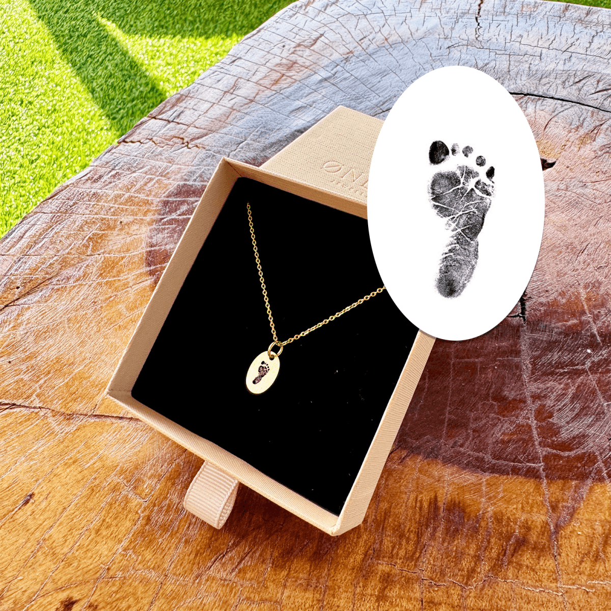 foot-superellipse-2.png Indgraver fodaftryk på superellipse halskæde - Personligt Smykke fra Øndig Jewellery. Indgraveret babyfod på superellipsehalskæde