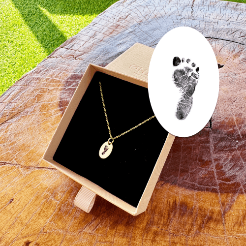 Indgraver fodaftryk på superellipse halskæde - Personligt Smykke fra Øndig Jewellery. Indgraveret babyfod på superellipsehalskæde