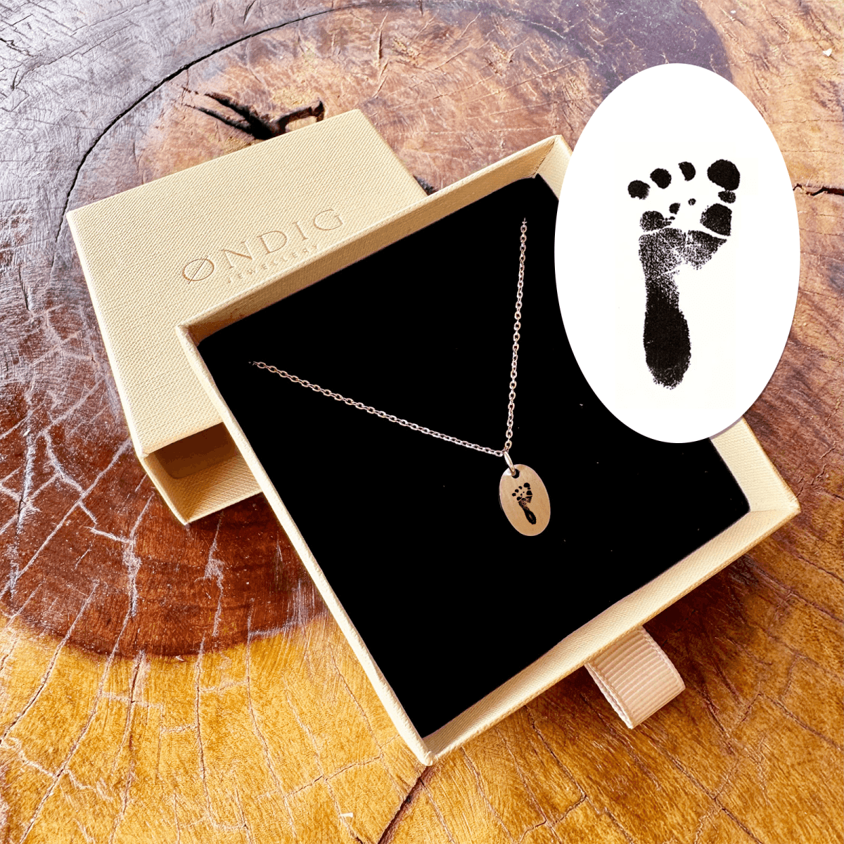 foot-superellipse-3.png Indgraver fodaftryk på superellipse halskæde - Personligt Smykke fra Øndig Jewellery. Indgraveret babyfod på superellipsehalskæde