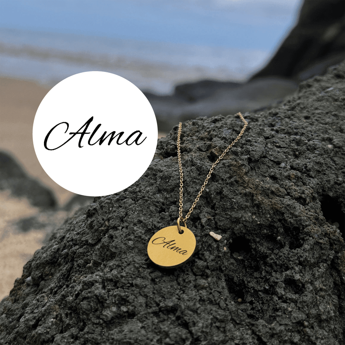 Håndskrevet navn på rundt smykke - Personligt Smykke fra Øndig Jewellery. Unikt minde i elegant dansk design