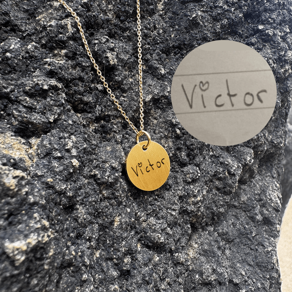 haandskrevet-navn-paa-rundt-smykke-2.png Håndskrevet navn på rundt smykke - Personligt Smykke fra Øndig Jewellery. Unikt minde i elegant dansk design