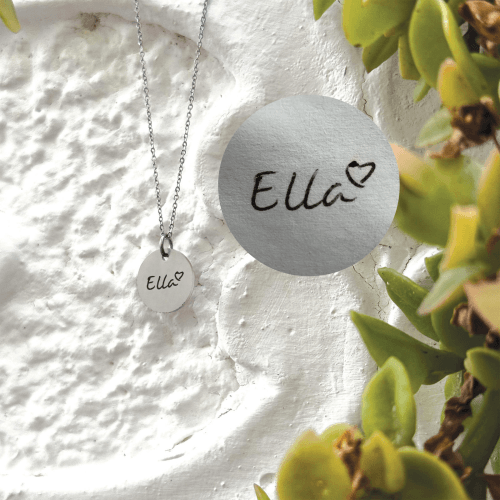 Håndskrevet navn på rundt smykke - Personligt Smykke fra Øndig Jewellery. Unikt minde i elegant dansk design