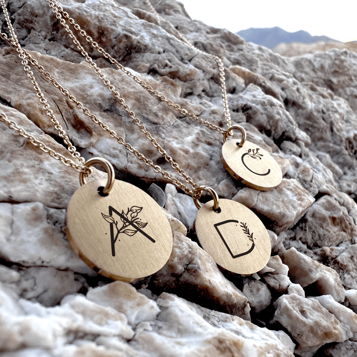 rundt-blomster-bogstav-1.png Halskæde med bogstav og blomster på rundt vedhæng - Personligt Smykke fra Øndig Jewellery. Personligt smykke med mindeværdi