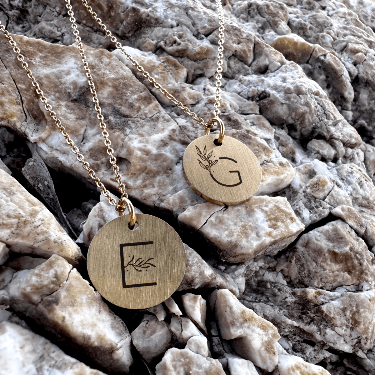 rundt-blomster-bogstav-2.png Halskæde med bogstav og blomster på rundt vedhæng - Personligt Smykke fra Øndig Jewellery. Personligt smykke med mindeværdi