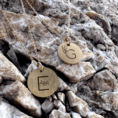 Halskæde med bogstav og blomster på rundt vedhæng - Personligt Smykke fra Øndig Jewellery. Personligt smykke med mindeværdi