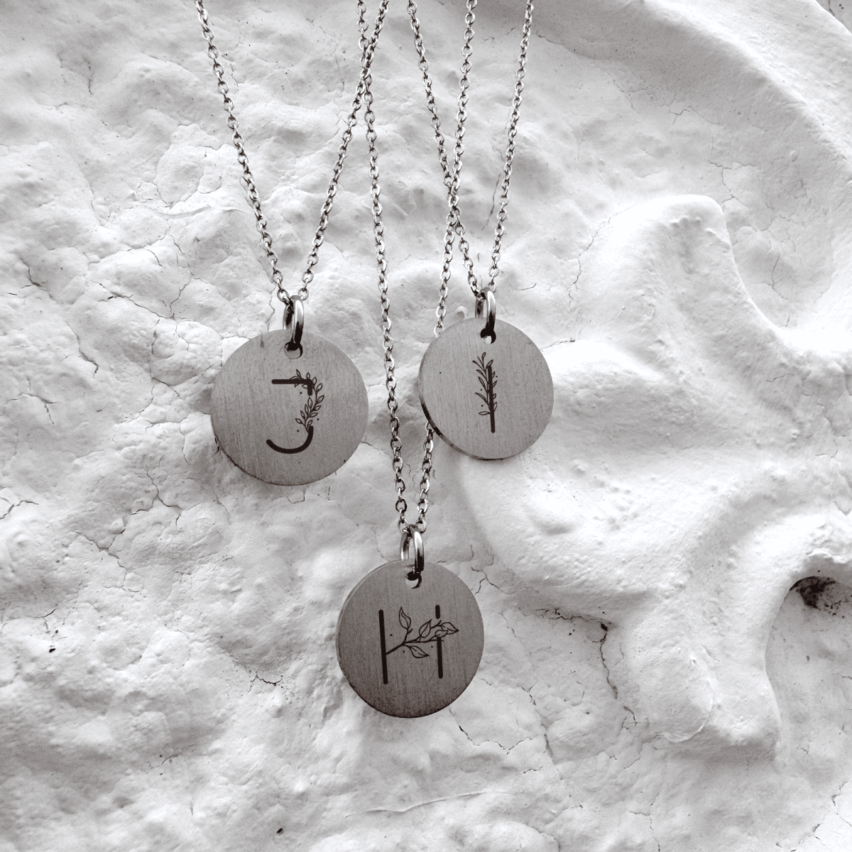 rundt-blomster-bogstav-3.png Halskæde med bogstav og blomster på rundt vedhæng - Personligt Smykke fra Øndig Jewellery. Personligt smykke med mindeværdi