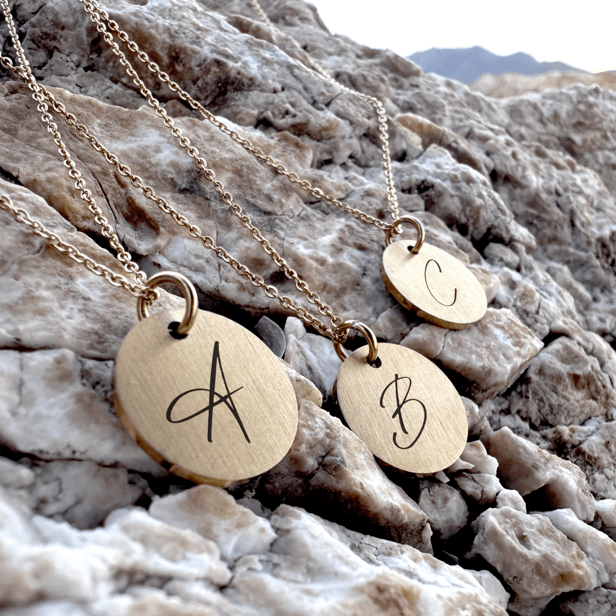 Rundt vedhæng med kaligrafi bogstav i halskæde - Personligt Smykke fra Øndig Jewellery. Personligt mindesmykke for livet