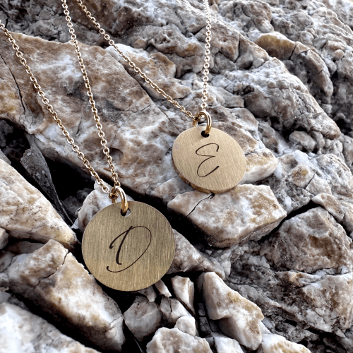 Rundt vedhæng med kaligrafi bogstav i halskæde - Personligt Smykke fra Øndig Jewellery. Personligt mindesmykke for livet