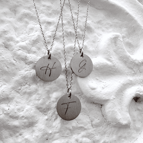 Rundt vedhæng med kaligrafi bogstav i halskæde - Personligt Smykke fra Øndig Jewellery. Personligt mindesmykke for livet