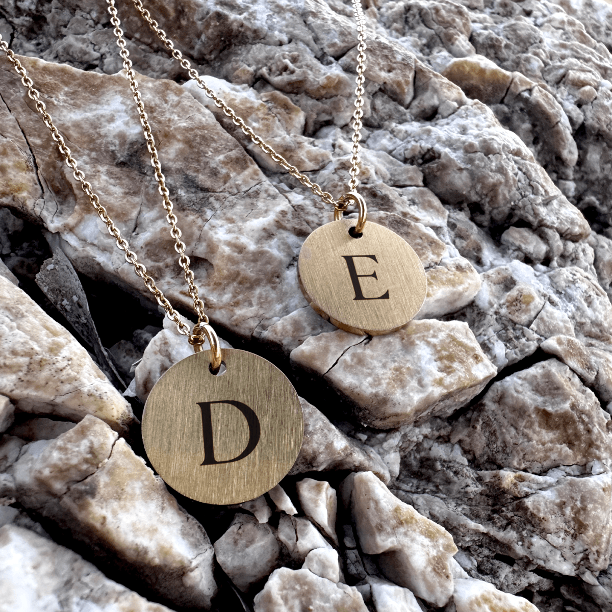 rundt-normalt-bogstav-2.png Rundt vedhæng med bogstav i halskæde - Personligt Smykke fra Øndig Jewellery. Personligt vedhæng, tæt på hjertet