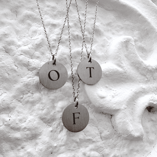 Rundt vedhæng med bogstav i halskæde - Personligt Smykke fra Øndig Jewellery. Personligt vedhæng, tæt på hjertet